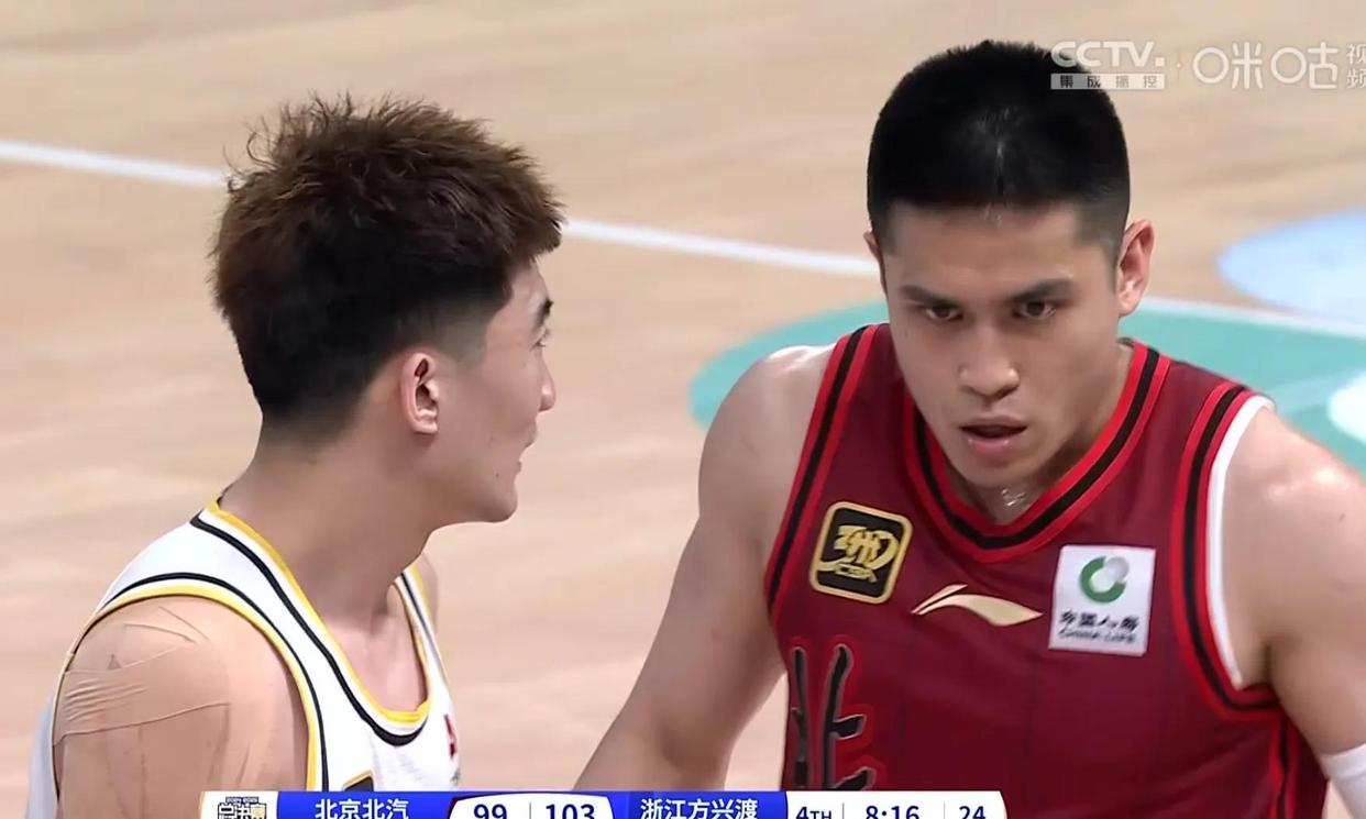 包含比赛中一名球员受伤退场,引起球迷担忧的词条 包含比赛中一名球员受伤退场,引起球迷担忧的词条