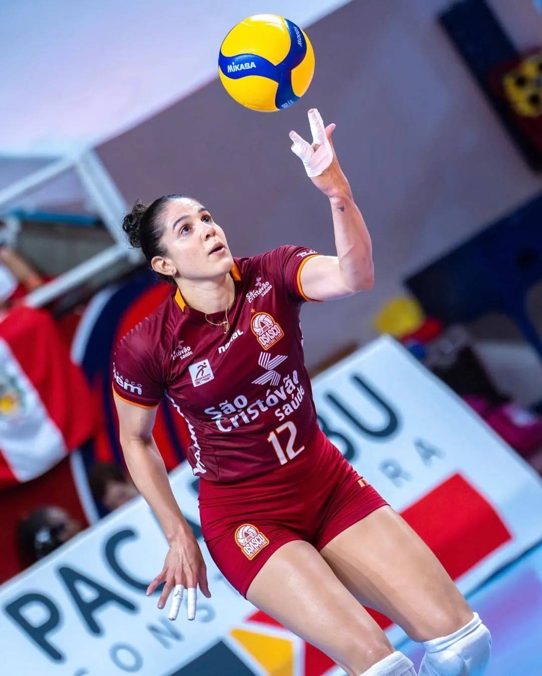 巴西女子沙滩排球选手逆袭晋级