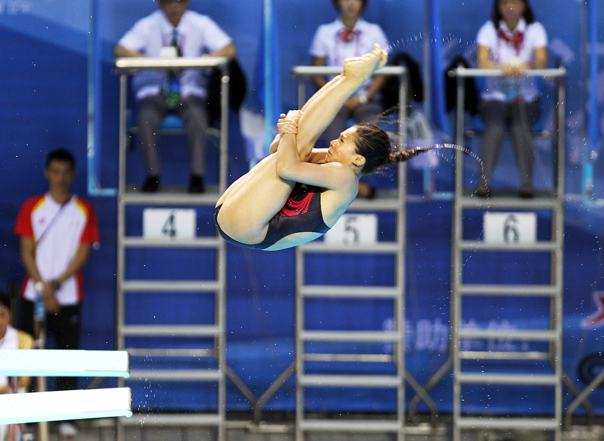 跳水选手完美表现,获得评委满分 跳水选手完美表现,获得评委满分