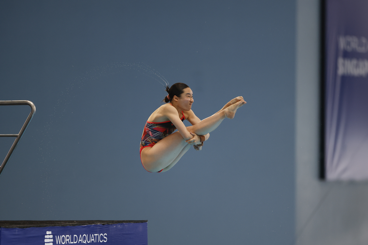 跳水选手完美表现,获得评委满分 跳水选手完美表现,获得评委满分