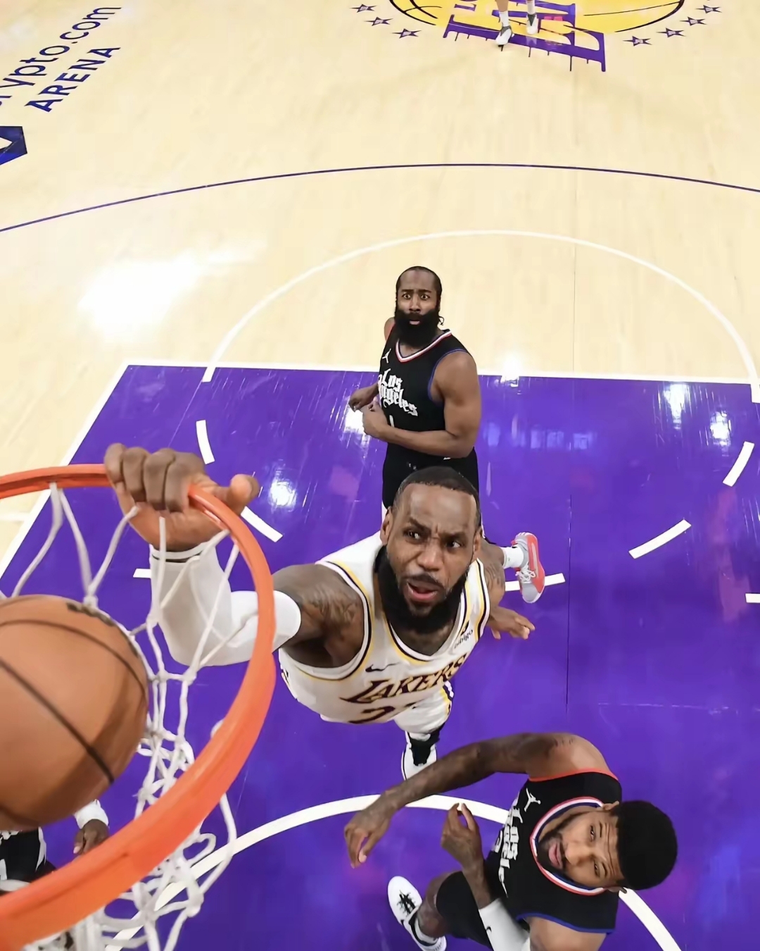 湖人惊险击败勇士，詹姆斯强势反击