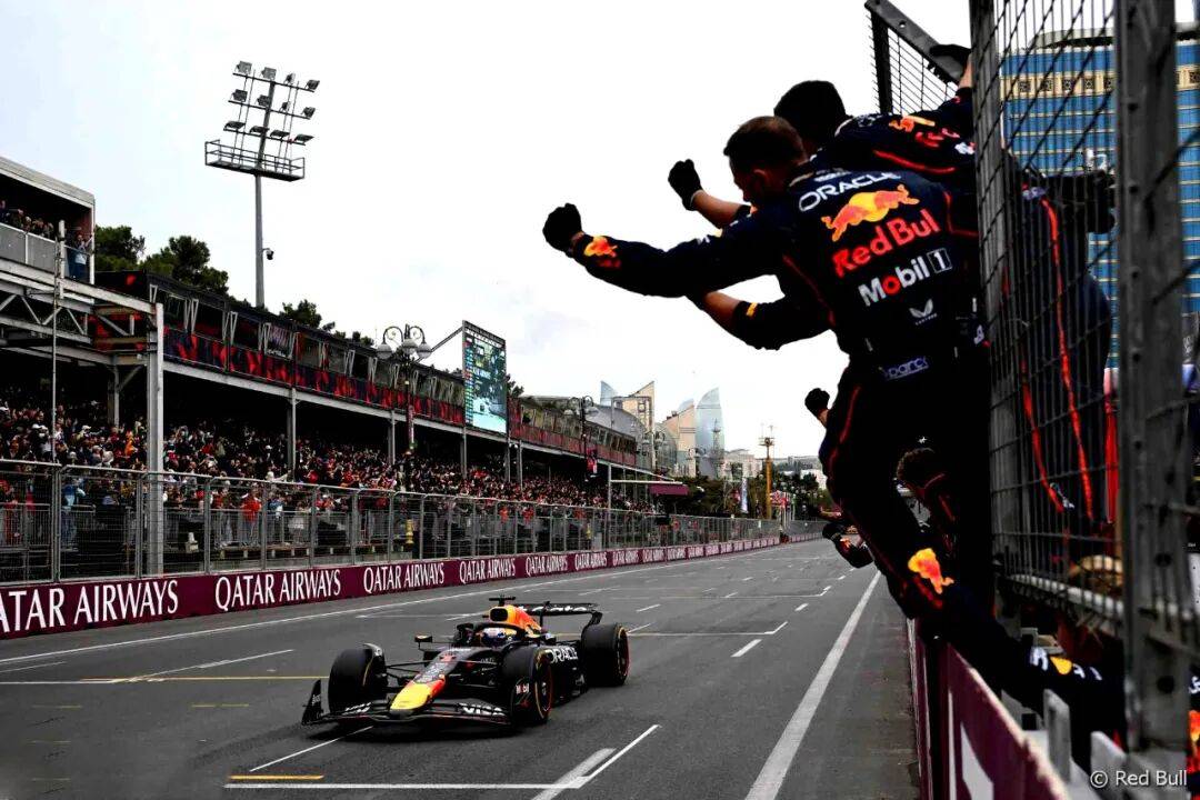 阿斯顿马丁力克索伯车队，皮亚斯特里统治全场